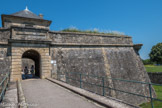 Citadelle de Blaye<br>. La demi-lune précédant la porte Dauphine (1689) qui est, avec la porte royale, l'un des deux accès à la citadelle. Afin de tenir à distance l’assiégeant, la demi-lune fait fonction de défense avancée.