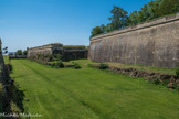 Citadelle de Blaye<br>. Au fond, guérite en pierre du bastion des Pères, surmontée d'une fleur de lys, emblème de la monarchie française.