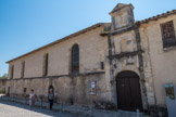 Citadelle de Blaye<br>. Le couvent des Minimes. Jusqu’à la construction du Couvent des Minimes, la ville haute n’intègre aucune vie religieuse. Hors ses murs, les églises paroissiales de Saint-Romain et Saint-Sauveur assurent ce rôle. A la sortie des guerres de religion, le gouverneur de Blaye, Jean-Paul d’Esparbès de Lussan, décide d’offrir la possibilité d’un service cultuel aux gens d’armes cantonnés dans la ville close.
Ainsi, au XVIIe siècle, l’ordre des Minimes, l’une des congrégations les plus austères constituées par l’église, s’y implante. Il s’agit d’un positionnement catholique incontestable contre tout développement de la pensée réformée protestante. La première pierre du couvent est posée le 13 mai 1607 et l’édifice terminé en 1611 est consacré par le Cardinal de Sourdis, archevêque de Bordeaux.