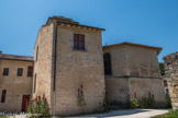Citadelle de Blaye<br>. Le couvent des Minimes. Lorsque la ville haute est transformée en place militaire par Vauban, le couvent est conservé.
Les Pères Minimes officient jusqu’à la Révolution. Ils administrent les sacrements aux malades, servent d’aumôniers auprès de la garnison de la citadelle et du Fort-Pâté. En outre, ils rendent service aux curés du voisinage. A la Révolution, le couvent composé d’une église, de bâtiments conventuels et d’un cloître est déconsacré et réquisitionné.