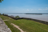 Citadelle de Blaye<br>. LE VERROU DE L’ESTUAIRE<br> Ingénieur et architecte, Vauban améliore et perfectionne la défense des places fortes pour les adapter aux progrès de l’artillerie. Il met en place une véritable « ceinture de fer » sur les frontières du royaume de France et réalise pas loin de 160 ouvrages fortifiés.
La portée des canons ne permettant pas de couvrir les quelque 3 km de large d l’estuaire dans le secteur de Blaye, Vauban y établit un triptyque aussi défensif qu’offensif avec la citadelle de Blaye sur la rive droite, Fort-Pâté au centre sur une île artificielle (banc de sable né en 1650 et stabilisé par le fort), et Fort-Médoc sur la rive gauche, le Verrou est créé. Il ne connaîtra aucune attaque jusqu’en 1814.