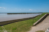 Citadelle de Blaye<br>. Plus grand estuaire d’Europe, la Gironde s’étend de l’océan au Bec d’Ambès, point de confluence entre la Dordogne et la Garonne. Cette voie maritime a connu de nombreux conflits, notamment lors des incursions vikings, à l’époque où le duché de Guyenne fut possession des rois d’Angleterre entre 1188 et 1453, ou encore lors des guerres napoléoniennes. Dès le Moyen Âge, les échanges commerciaux s’intensifient, Bordeaux devient un port majeur Cependant, si le fleuve garantit l’essor économique de la cité girondine, il n’en représente pas moins une porte ouverte vers Bordeaux et donc une faiblesse.
Pour contrôler cette voie d’accès, Louis XIV demande à Sébastien Le Prestre de Vauban, futur maréchal de France, alors commissaire général aux fortifications, d’améliorer la défense de Blaye. En 1685, celui-ci visite ce promontoire déjà militarisé situé à 30 km en aval de Bordeaux et 60 km en amont de l’océan. Vauban y reprend l’idée du gouverneur de la ville, le duc de Saint-Simon : verrouiller l’estuaire.