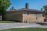 Citadelle de Blaye<br>. 
La manutention (Musée archéologique). Originellement conçu comme prison militaire, ce bâtiment doit sa construction au gouverneur Claude de Rouvroy de Saint-Simon. La trace de ses armoiries, martelées à la Révolution, est encore perceptible sur la façade. Converti en manutention et en boulangerie en 1831, il est désaffecté au sortir de la Seconde Guerre mondiale et accueille depuis peu le musée archéologique de la ville. Divers instruments utilisés pour le triage des céréales (trieur à étage, tarare) illustrent les techniques de meunerie d'autrefois, et rappellent que la citadelle était autrefois dotée de ses propres moulins et de ses propres enclos cultivés (potagers, enclos céréaliers).