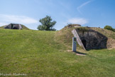 Citadelle de Blaye<br>. Le système Séré de Rivières est un ensemble de fortifications bâti à partir de 1874 le long des frontières et des côtes françaises. Ce système défensif remplace les fortifications bastionnées mises en place notamment par Vauban. Il doit son nom (non officiel) à son concepteur et promoteur, le général Raymond Adolphe Séré de Rivières. Suite à la guerre de l870 et grâce aux formidables .progrès de l'artillerie des années 1880, l’estuaire est protégé dès son embouchure (11 km de large) par différentes batteries (entre le Verdon et Royan). Une deuxième ligne de batteries est implantée au niveau du Verrou de l’estuaire, sur les mêmes emplacements que ceux choisis par Vauban. 
Les ouvrages présents sont les «vestiges de .ces batteries d’artillerie. Sur la butte en terre sont placés des canons de gros calibre, dont subsiste encore au sol les rails permettant d’ajuster les tirs. Entre ceux-ci, on y trouve des magasins à obus, fermés par des portes métalliques.
Les nouveaux explosifs particulièrement efficaces, il devient indispensable de stocker les poudres nécessaires au tir, ainsi que certaines munitions, à l’abri sous terre. Ainsi, les galeries existantes sont réutilisées pour construire des magasins à poudre, et un monte-charge est installé, afin d’approvisionner rapidement en munitions les batteries de surface.