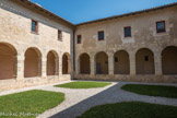 Citadelle de Blaye<br>. Le couvent des Minimes. L’ordre mendiant des Minimes impose le vœu de pauvreté. Cependant, malgré l’architecture sévère, on peut remarquer le soin apporté aux décors qui sont parvenus jusqu’à nous, dans la chapelle latérale et le déambulatoire du cloître.