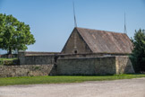 Citadelle de Blaye<br>.La poudrière. L’endroit le plus dangereux d’une citadelle vouée à l’artillerie est celui où l’on conserve les munitions, en l’occurrence de la poudre servant à tirer au canon. Ce bâtiment, appelé « poudrière » ou « magasin à poudre », peut contenir environ 25 tonnes de poudre réparties en plus de 500 tonnelets cerclés de bois de 100 livres chacun renfermant de la poudre noire, mélange de soufre, de salpêtre et de charbon de bois. Comme l’affirme Vauban : « Si par malheur le feu y prenait, cette catastrophe serait capable de tuer la moitié des habitants. »
