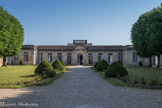 Bourg sur Gironde. <br> L’emplacement a connu successivement la villa gallo-romaine des Pontii, un château médiéval, une citadelle aménagée à la fin du XVIème siècle et une chartreuse, appelée « Château de la Citadelle ». La citadelle a tant marqué la population et l’histoire qu’aujourd’hui encore, et même après sa destruction en 1664, les Bourquais appellent « Château de la Citadelle », la chartreuse qui lui a succédée en 1723. Le « Château » connaît donc une vie sans histoire passant entre les mains de nobles familles et même d’un archevêque et ce  jusqu’en 1940, mais à  l’Occupation les Allemands le réquisitionnent. Ils incendieront le bâtiment lors de la Débâcle, en août 1944. La ville reconstruira la chartreuse en 1963 en ne conservant que les murs extérieurs. Ses jardins à la française et sa terrasse surplombant la Dordogne, lui confèrent un caractère qui fait la fierté des Bourquais.