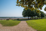 Bourg sur Gironde. <br> La première pierre de taille qu’on posa sur cet emplacement fut pour la résidence gallo-romaine des Pontii, noble famille de la nouvelle cité de «Burgus Leonti» qui s’établit dans ce paysage déjà enchanteur.
C’est au Moyen-Âge que le site devient une place forte avec la construction d’un château bâti sur la hauteur, “montagne dont le sommet était entouré de hautes murailles et de tours dont le faîte servait à la fois à l’ornement et à la défense'’'' (S. Apollinaire, Ve siècle).