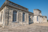 Bourg sur Gironde. <br> A la fin des guerres de religion, le Duc d’Epernon transforme ce fortin en une véritable citadelle qu’il destine au roi Henri IV en 1596. Mais celle-ci est détruite en 1663.
On érige un nouveau château - tel qu’il nous apparaît aujourd’hui - en 1723 en lui conservant la dénomination de citadelle.
Depuis, à côté de cette chartreuse néo-classique, les aménagements architecturaux et paysagers offrent de multiples curiosités et un point de vue incomparable.
Lieu d’agrément et de découvertes, la citadelle devient un lieu de promenade bucolique et historique. D'anciennes carrières de pierre situées dans la falaise, sous le château de la citadelle, sont transformées en cuves à pétrole en 1939. Sept cuves de 44 à 65 mètres de long sont creusées, sur une hauteur de 11 mètres sous plafond et 8,50 mètres de large. En juin 1940, l'armée allemande en prend possession. Elle y stockera des produits pétroliers livrés par des cargos italiens jusqu'en 1944. Un pétrolier italien, le Clizia, sera sabordé par la Kriegsmarine en août 1944. Son épave gît encore dans la Dordogne.