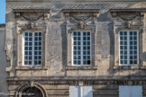 Bourg sur Gironde. <br> Certains immeubles réalisés au XVIIIème siècle, sont reconnaissables à leurs mascarons, motifs architecturaux typiques de cette époque.