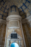 Le phare de Cordouan.<br> LA CHAPELLE ROYALE. Si les bustes de Louis XIV et Louis XV ont été enlevés au moment de la révolution, l’inscription à la gloire des deux rois située au dessus de la porte, a été conservée, de même que les monogrammes d’Henri III et Henri IV. Le buste au dessus de la porte est celui de Louis de Foix architecte chargé d’édifier la tour en 1584.