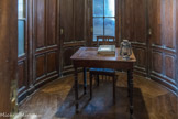 Le phare de Cordouan.<br> LA CHAMBRE DE VEILLE. Salle à partir de laquelle les gardiens effectuaient le travail de surveillance de la lanterne. Elle est recouverte d'un parquet de chêne. Deux lits à alcôves permettaient de s’y reposer. Les rapports de surveillance, indiquant les heures d’allumage et d’extinction, les consommations et les évènements exceptionnels y étaient également rédigés. Un astucieux système de miroirs pouvait permettre aux gardiens de vérifier le bon fonctionnement du feu depuis leur lit.