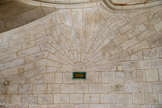 Le phare de Cordouan.<br> LA SALLE DES GIRONDINS. La qualité de la découpe de la pierre.
Lors de la surélévation, le positionnement de chaque bloc a été défini avant la taille. Une plaque en laiton commémore le travail de Joseph Besse aîné, responsable de la taille des pierres.