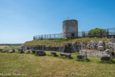 Le Fâ Barzan. <br> Embellissement du sanctuaire ai IIe siècle
Au milieu du IIe siècle (150/160 ap. J.-C.), les monuments de la cité deviennent spectaculaires. L'espace cultuel précédent est détruit et un nouveau péribole rectangulaire est construit (110 m sur 120 m).
Un vaste temple circulaire est édifié dans la partie sud-ouest de cet espace. Il n'en reste aujourd'hui que le podium et le mur de la cella. Sa position excentrée dans le sanctuaire est peut-être liée à la présence d'un autre temple plus ancien au nord.
L'entrée se fait par l'escalier monumental à l'est, dominé par six colonnes. Le dévot accède au porche par cet escalier et à la galerie déambulatoire entourée par un péristyle circulaire de 23 colonnes.
Au centre, la cella est délimitée par un mur circulaire (2.70 m d'épaisseur) consolidé par douze pilastres engagés, en grand appareil.
La porte d'entrée fait face à une niche interne rehaussée où devait trôner la statue du dieu.
La présence de pilastres dans le mur de la cella atteste d'une couverture en coupole.
La cella de cet édifice, dont l'élévation s'apparente à celle de la Tour de Vésone à Périgueux (Dordogne), de plan circulaire, et du temple de Janus à Autun (Saône-et-Loire), de plan carré, pouvait atteindre une hauteur égale au diamètre du podium, soit 35,48 m (120 pieds romains).