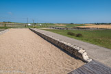 Le Fâ Barzan. <br> La rue bordant le sanctuaire et les thermes : la zone de circulation correspond à l'emprise de la rue antique,