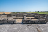 Le Fâ Barzan. <br> Un premier bâtiment : entrepôts ? Boutiques ?
Le bâtiment construit dans les années 70 après J.-C., mesure 38,61 m sur 12,02 m (464 m2). Sa façade nord est occupée par un portique qui facilite l'accès aux différentes pièces. Une salle axiale sépare deux séries de trois pièces identiques de 45 m2. Dans chaque salle se retrouve une pierre servant de base à un poteau central qui devait soutenir l'étage.
Le plan de ce bâtiment peut, s'apparenter à des boutiques indépendantes ou à des magasins de stockage (horrea) ; à ce jour, aucun argument ne permet de favoriser l'une de ces hypothèses.
