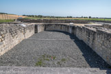 Le Fâ Barzan. <br> La schola.
Cette pièce est implantée dans la partie centrale de la façade. Sa forme rectangulaire (environ 40 m2) se caractérise par la présence d'une abside au fond.
La situation centrale de cette salle prouve son rôle éminent. La fonction de celle-ci pourrait être cultuelle, ou correspondre au lieu de réunion (schola) d'une association.
Les pilastres, retrouvés au cours des fouilles, ont permis la restitution de la porte d'entrée.