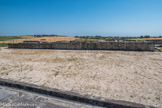 Le Fâ Barzan. <br> La palestre.
La palestre occupe la partie centrale des thermes (910 m2) Elle est entourée de portiques de 3,40 m de large. Devant ces colonnades, un caniveau constitué de dallés de grand appareil, recueillait les eaux pluviales.
La palestre est destinée à la pratique sportive qui précède le bain. Son sol est généralement constitué de sable.