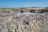 Le Fâ Barzan. <br> Le frigidarium ouest.
Le frigidarium correspond à la pièce de bain froid (environ 60 m2). Ici, il comprend deux baignoires au nord et un labrum installé dans une niche au sud. Son sol devait être décoré d'une mosaïque ou d'un dallage et ses murs d'enduits peints.
Au début du parcours, cette salle est traversée par le baigneur afin d'accéder aux pièces chaudes.
L'itinéraire du baigneur se conclut dans l'une de ces baignoires.
Le frigidarium est.
Ce frigidarium est le symétrique du précédent, en plan et en surface. Deux baignoires et un labrum sont également présents.