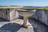 Le Fâ Barzan. <br> Labrum : large vasque sur pied servant à s'asperger d'eau.