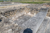 Le Fâ Barzan. <br> Le tepidarium.
Il s'agit d'une salie tiède. La température était agréable. La salle était chauffée par un praefurnium (foyer). Ce principe de chauffage est basé sur la circulation de l'air chaud en sous-sol et dans les doubles cloisons des pièces.
Cette grande salle (81 m2) devait être richement décorée de mosaïques, d'enduits peints et de placage de marbre.