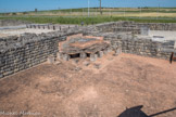 Le Fâ Barzan. <br> Le système de chauffage.
Le chauffage des salles et de leurs bassins était assuré par un système d’hypocauste (chauffage par le sol) qui consistent à faire circuler, sous la surface du sol, de l'air chaud fourni par un foyer (praefurnium). Le sol est construit sur des pilettes en terre cuite régulièrement positionnées.
Les murs et les voûtes sont chauffés grâce à une double cloison construite avec des briques creuses (tubuli) scellées aux murs porteurs et recouvertes ensuite d'un enduit.