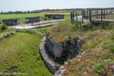 Le Fâ Barzan. <br> Un premier monument cultuel au ler siècle ?
Le monument, daté du 1er siècle ap. J.-C., est principalement connu par la photographie aérienne.
Il est délimité par un mur de péribole de plan trapézoïdal (150 m au nord, 128 m au sud, pour une largeur de 104 m). Une série de pièces annexes borde l'aile nord.
Seul l'angle sud-ouest du péribole a été mis au jour au cours des fouilles, mais aucun édifice cultuel n'a encore été découvert.
Quelques éléments suggèrent cependant une vocation religieuse : la présence d'un péribole, des fragments de statues monumentales (en calcaire ou en alliage cuivreux) et la base , d'une statue portant une dédicace au dieu Mars.
Toutefois, la présence de cette inscription n'implique pas nécessairement que le dieu de la guerre, de la cité et de la fertilité soit la divinité principale et unique de ce lieu.