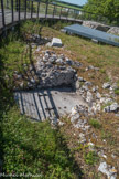 Le Fâ Barzan. <br> L’Architecture de la Cella.
La cella mesure 15,38 m de diamètre. Le mur épais de 2,71 m, est en béton parementé en petits moellons rectangulaires disposés en lits réguliers (opus vittatum). Il est rythmé par 14 pilastres engagés, dont deux encadrent une porte de 5 m d'ouverture, ouverte à l'est. Ils sont placés sur des rayons séparés par 24°. A chacun d'eux, ainsi qu'à chaque rayon intermédiaire (12°) correspond une colonne du péristyle. Ces pilastres pénètrent profondément à l'intérieur du massif du mur et sont en saillie d'environ 15 cm à l'extérieur. Ils sont construits en grand appareil. Chaque assise comporte deux blocs solidarisés entre eux par des agrafes en fer, scellés au plomb. Leur face apparente devait être cannelée comme les colonnes. Ils se prolongeaient jusqu'au rebord du toit et, sans doute s'incurvaient-ils en demi-cercle pour converger au sommet de la voûte qui couvrait la cella. Le dispositif ainsi mis en œuvre constituait donc une armature puissante pour une salle qui s'élevait à 35,48 m de hauteur, en même temps qu'un décor harmonisé avec le péristyle