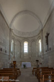 Talmont <br> La nef, réduite à deux travées, se prolonge par un transept sur lequel sont greffées deux absidioles, et par une abside de pur style roman saintongeais. L'abside est composée d'une travée droite, couverte en berceau brisé, terminée par un rond-point à cinq pans, voûté en cul-de-four. Le rond-point est ornée d'un réseau d'arcades à motifs géométriques, l'arcade centrale étant légèrement surélevée. Un pan sur deux est éclairé par une baie simple.