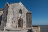 Talmont <br> La façade ouest de l'édifice fut reconstruite en style gothique au XVème siècle après qu'une travée de la nef soit tombée à la mer.