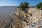 Talmont <br> De la promenade, le long de la falaise, les remparts sont encore visibles.