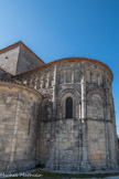 Talmont <br>  Le chevet présente un intéressant décor d'architecture. Rythmé par des contreforts-colonnes, il est divisé en trois niveaux délimités par des bandeaux. Le deuxième registre est alternativement animé par les baies qui éclairent le chœur et par des arcades aveugles décorées de motifs géométriques.