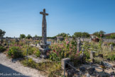 Talmont <br> Cimetière marin de Talmont-sur-Gironde. Héritier de l'ancien « Clouzit » médiéval (cimetière clos entourant traditionnellement les églises saintongeaises), il conserve des tombes datant du XVIIIe siècle.
Jusqu'au début des années cinquante, le cimetière était divisé en deux enclos distincts, l'un pour les catholiques, l'autre pour les protestants. Faisant la jonction entre les deux parcelles, une ancienne rue baptisée « Rue des canons » débouchait sur le parvis de l'église.