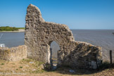 Talmont <br> La porte d'une ancienne tour, ouvrant sur le fleuve, fut nommée « La Tour Blanche » pour, dit-on, rappeler celle de Londres, a « White Tower ». cette porte ouvre sur l'estuaire, et l'on peut ainsi mesurer le recul de la falaise, sans savoir toutefois à quelle époque la tour s'est écroulée dans les flots. On sait par contre que les espagnols, forts dépités d'être chassés de la ville en 1652, ont largement contribué à sa ruine avant de partir.