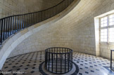 Le phare de Cordouan.<br> LA SALLE DU CONTREPOIDS. Salle qui a accueilli, jusqu’en 1987, le contrepoids qui servait à rythmer le feu dans la lanterne.
Un contrepoids entraînait une machine de rotation, entraînant elle-même un cache tournant autour de l’ampoule, permettant ainsi d’alterner lumière et obscurité.
Le phare de Cordouan a été l’un des premiers au monde à employer cette technique, issue de l’horlogerie, inventée en 1780 en Suède.
