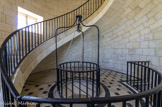 Le phare de Cordouan.<br> LA SALLE DES LAMPES. Salle utilisée à l’origine pour stocker le matériel d’éclairage.
Depuis le premier allumage de la tour de Louis de Foix en 1611 jusqu’à aujourd’hui, plusieurs combustibles ont été utilisés pour assurer l’éclairage du phare.
     1611 mélange de bois, de poix et de goudron
    1664 blanc de baleine
    1717 charbon de terre
    1790 mélange de blanc de baleine, d’huile d’olive et d’huile de colza
    1823 huile de colza
    1870 huile minérale
    1907 gaz de pétrole