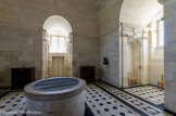 Le phare de Cordouan.<br>  L’APPARTEMENT DU ROI. Aucun roi n'ait venu y séjourner. Il ne fut aménagé qu'en 1664 par Colbert, le ministre de Louis XIV. C'est une pièce voûtée, équipée d'une vraie cheminée, pavée de marbre gris de Sainte-Anne et de marbre noir de Belgique, décorée de pilastre.