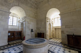Le phare de Cordouan.<br> L’APPARTEMENT DU ROI. Salle d’apparat voûtée avec un sol pavé de marbre, dont les murs sont décorés de pilastres ioniques.  Les bustes sont ceux de quatre savants du XIXème siècle : Léonce Reynaud et Léon Bourdelles (anciens directeurs des Phares et Balises), Charles François Beautemps-Beaupré (ingénieur hydrographe) et Augustin Fresnel (physicien).