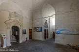 Le phare de Cordouan.<br> Le vestibule. Cette salle de plan carré est pourvue de niches d’à peine 3m² ayant servi de chambres aux gardiens pendant près de deux siècles. Aujourd’hui la « base vie » des gardiens (cuisine et chambres) est située dans la couronne du phare. Le sol est constitué de dalles de pierre de Barsac. C'est de là que part un escalier de 301 marches pour accéder au sommet du phare.