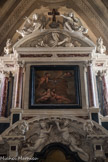 L’église Saint Bruno<br> Au-dessus du tableau, dans un fronton courbe, deux anges, sculptés en pierre, tiennent une couronne de roses pour Glorifier la Vierge. Le 2e est consacré aux trois personnes de la Trinité : l'Esprit Saint peint sous la forme d'une colombe. Dieu le Père dans le tympan du fronton courbe que domine la Croix du Christ encadré par deux anges. Le retable dissimule un orgue. (Georges Wenner).