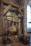 Musée des Douanes, place de la Bourse.<br> Balance de l'hôtel des Fermes de Bordeaux 1783.
Cette balance a probablement été fabriquée sur commande du Fermier général pour servir au pesage des marchandises à soumettre aux « traites », c'est-à-dire aux droits de douane.
Sur le fléau, les lettres A.F. sont gravées. Il s'agit de Antoine Fournel « balancier-ajusteur de la monnaie », (fabricant de balances). Il exerce à Bordeaux de 1780 à 1820.
La balance à fléau (à bras égaux) a été d'usage, pour le commerce, du 17e au 19e siècle.