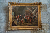 Musée des Douanes, place de la Bourse.<br> Le grenier à sel Anonyme 18e siècle Huile sur toile.
Les greniers à sel étaient des lieux de stockage et de vente du sel aux contribuables. Ce tableau montre la perception de cette taxe et le conditionnement du sel par les sauniers dans des sacs portant le lys royal. <br>
Le sel était soumis à un impôt royal très impopulaire. Pour lutter contre la contrebande de cette marchandise, l'Etat pratique dès Louis X une politique d'achat et de stockage des sels et généralise la mise en place des greniers. Cette mesure oblige les habitants à se fournir dans ceux-ci à un prix fixé par avance.
Malgré la surveillance de la Ferme générale, des familles entières se livrent au faux saunage (contrebande du sel). La répression de la contrebande est féroce, les peines encourues vont des châtiments corporels les plus sévères, à la condamnation aux galères et à la peine de mort.
Les faux sauniers peuvent être condamnés aux galères et marqués au fer rouge des trois lettres G.A.L avant d'être attachés à la chaîne.