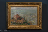 Musée des Douanes, place de la Bourse.<br> Cabane des douaniers, effet d'après-midi.
Claude Monet (Paris, 1840-Giverny, 1926) Huile sur toile
Le 5 février 1882, Claude Monet s'installe Pourville, petit hameau de pêcheurs près de Dieppe.
Au hasard de ses promenades, il découvre ce qui va constituer l’un de ses motifs préférés : le poste de douaniers de Petit Ailly.
Au cours de ses deux premiers séjours (février/avril et juin/octobre 1882), Claude Monet exécute 18 toiles intégrant la «cabane des douaniers ». Dans le souci de varier ses titres, il la baptise quelquefois 