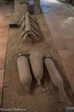 Site paléochrétien de Saint-Seurin <br> Amphores provenant d’Afrique du nord i et du Moyen-Orient, réutilisées pour servir de sépultures à des enfants en bas-âge (4e-5e siècle?). Sépulture en coffrage de tuiles : dans ce type de sépulture le corps est déposé sur le sol naturel ou en profondeur, et couvert de larges tuiles plates formant un toit à double pente, jointes sur l’arête supérieure avec une série de tuiles semi-circulaires couvre- joint. Les deux extrémités de la sépulture, ont été souvent fermées par des tuiles dressées. Le monde romain connaissait bien cette technique simple, remontant à l’antiquité.