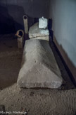 Site paléochrétien de Saint-Seurin <br> Sarcophage à croix de saint André, forme schématique du chrisme des premiers temps chrétiens.