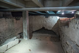 Site paléochrétien de Saint-Seurin <br> Mausolée funéraire couvert à l’origine. On peut voir une canalisation qui permettait l'écoulement des eaux depuis les toitures du mausolée.