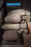 Site paléochrétien de Saint-Seurin <br> Sépultures en amphores : elles ont été utilisées pour inhumer les enfants. Pendant la période romaine les amphores étaient utilisées à l'origine pour le transport de l’huile, du vin et des céréales. A partir du IVe siècle après J.C. certaines de ces amphores vont être réutilisées comme des sépultures pour les jeunes enfants. On l’ouvrait au niveau du col, on y déposait le corps, et on la reformait, parfois en faisant un joint. Si le col a été cassé, on plaçait directement une tuile ou une pierre plate pour refermer l’amphore.