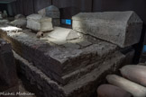 Site paléochrétien de Saint-Seurin <br> Fondations d’un bâtiment datées entre le IVe et VIe siècle après J.-C. (enclos funéraire ou une ancienne église) : les premiers niveaux ont été composés des éléments en terre culte et de blocs allongés an pierre de tailla associés è un petit | appareil an moellons.
Deux sarcophages trapézoïdaux : ils permettent d’illustrer l’évolution de la forme de ce type de sépulture qu’adopta la forme du corps humain, le couvercle va également prendre sa forma définitive. Le petit sarcophage à côté, pourrait être une sépulture d’enfant issu d’une famille aisée.