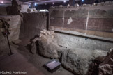 Site paléochrétien de Saint-Seurin <br> Mausolée funéraire : ce bâtiment funéraire devait être bien conservé avant sa destruction partielle lors de l’édification du portail sud de la basilique. Un décor peint décore le mur. La fresque a été datée entre le IIIe et IVe siècle après J.-C. Elle présente une plinthe rouge bordeaux à motifs de croix grecque
