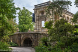 Jardin Public <br> Au 18e siècle des bâtiments apparaissent le long de la rue d'Aviau. Cet ensemble homogène de façades contribue à donner au Jardin Public son cadre exceptionnel. Avec une première réhabilitation en 1858, le jardin public prend son style anglais actuel sous l'impulsion du paysagiste bordelais L.B Fischer. Il devient tel que nous le connaissons aujourd'hui, un lieu de balade où la nature prime, agrémenté de découvertes botaniques et d'attractions pour les enfants (théâtre de marionnettes, aires de jeux, un manège à l'ancienne).  L'hôtel de Lisleferme construit en 1781 par l'architecte Bonfin, qui accueillera de nouveau le muséum d’histoire naturelle après sa réhabilitation.